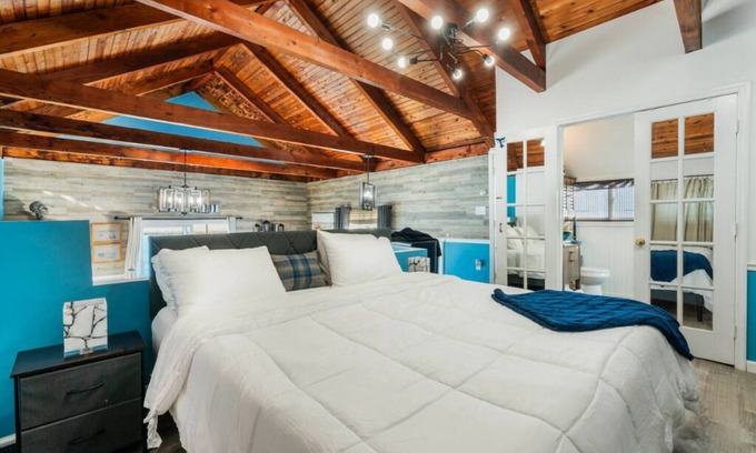 Seaford Alquiler De Eote | Stunning Bay Views and Romantic A-Frame Houseboat in Jones Beach, Seaford, NY