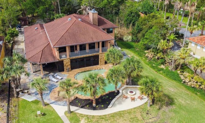 Clear Lake Shores Casa | Stunning Bayfront Estate w/ Heated Pools, Private Pier & Walk to Kemah Boardwalk