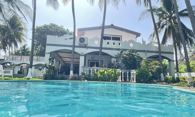 Playa El Pimental Casa | Stunning Beach House near Int. Airport, Surf City, El Tunco, 4bedrooms, sleep 16