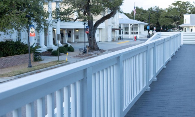 Pass Christian Apartamento | Stunning Beachfront Condo with Breathtaking Balcony Views!