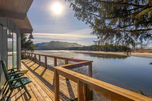 Otis Casa | Stunning Beachfront Cabin with Barbecue and Hot-tub in Otis, Oregon