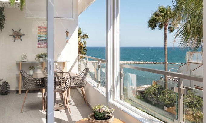 Benalmadena Costa Apartamento | Stunning Beachfront apartment with Sea Views