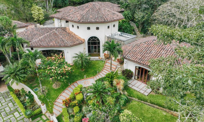 Tárcoles Casa | Stunning Beauty & Luxury, surrounded by Nature. Pool, Jacuzzi & Trails!
