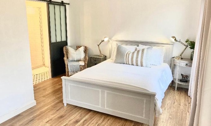 Bourg-Charente Casa | Stunning bedroom overlooking the Charente