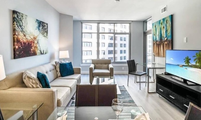 Woodmont Triangle Apartamento | Stunning Bethesda Views! 1BR | Downtown Bethesda | Near Metro by GLS
