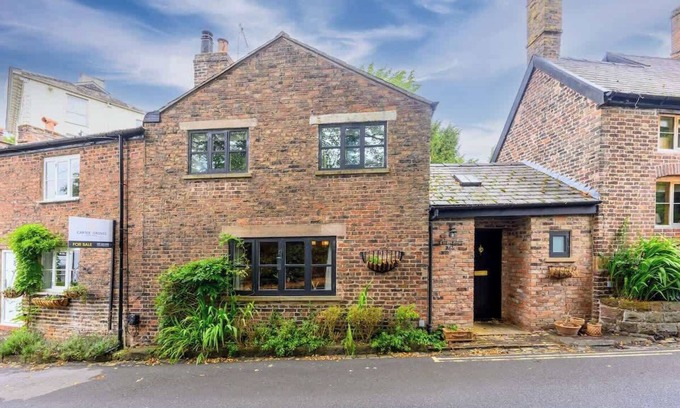 Trafford Casa | Stunning Bowdon Cottage by City SuperHost