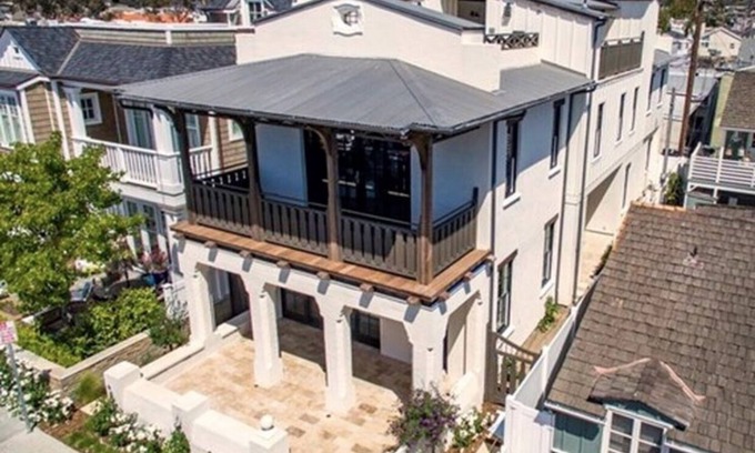 Balboa Island Casa | Impresionante nuevo hogar personalizado con ASCENSOR para los tres niveles, con Jacuzzi Spa.