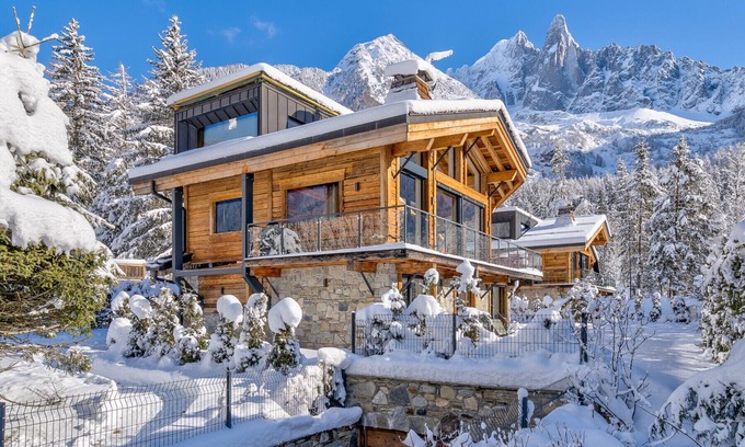 Les Tines Chalet De Esquí | Luxury Chalet with Hot Tub, Spa & Cinema Room