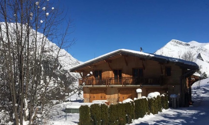 Mont-de-Lans Chalet De Esquí | Stunning chalet, catering for up to 12 people, ski and bike access.