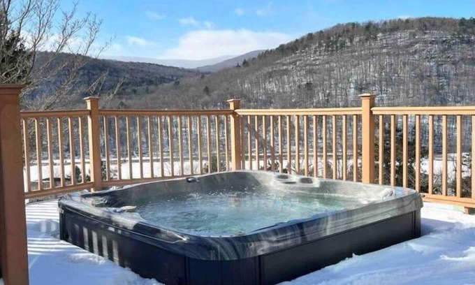 Prattsville Casa | Stunning Chalet on 100 Acres