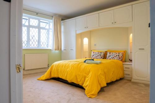 Eltham South Casa | STUNNING Character Home , Rustic Charm Meets Modern Living
