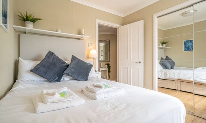 West End Apartamento | Stunning City Centre Apartment with Swimming Pool & Parking
