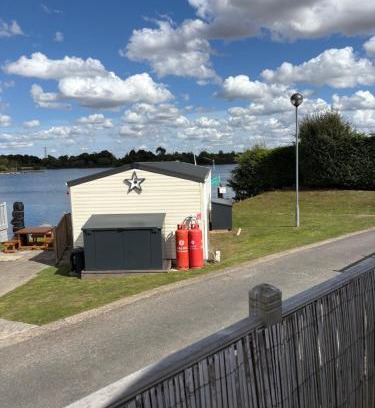 Crowle Complejo | Stunning Clearwater Lake View Caravan