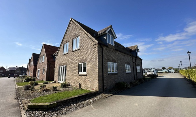 Filey Cabaña | Stunning Coastal Cottage - Sleeping 10 in 4 Bedrooms - Pool and Beach Access Included.