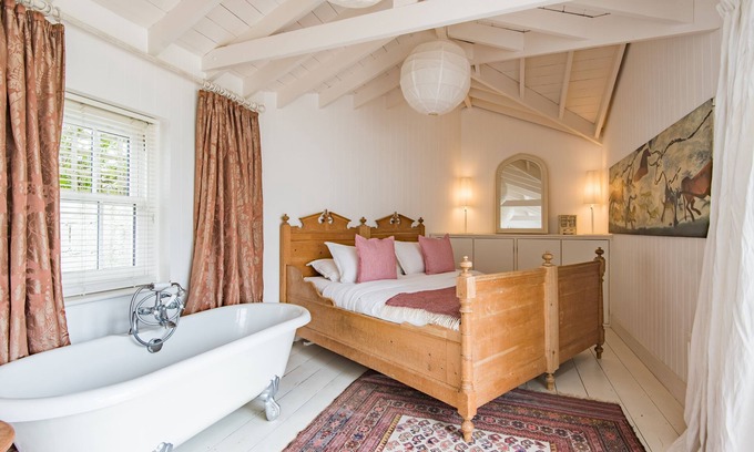 Deal Casa | Stunning coastal holiday home with sea views, sleeping 6 guests with 3 bathrooms in Kingsdown.