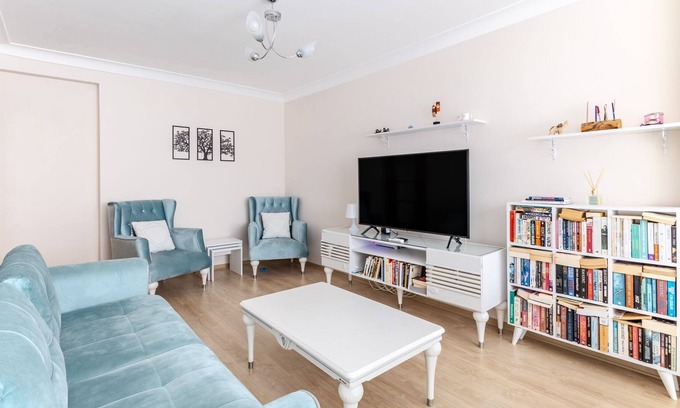 Maltepe Apartamento | Stunning Coastal Retreat 10 min to Bagdat Avenue-