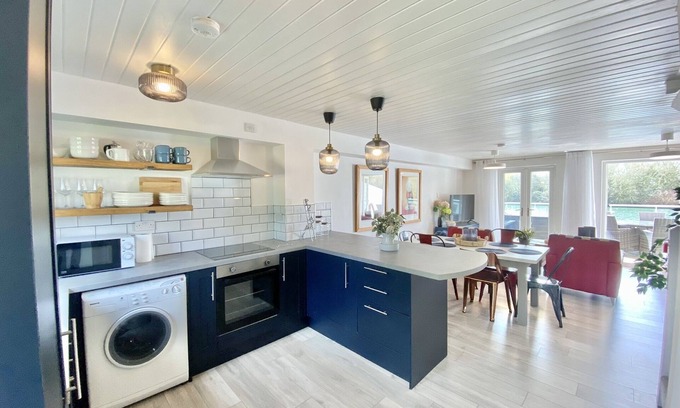 South Cerney Cabina | Stunning Completely Refurbished Lakeside Lodge - Sleeps 6