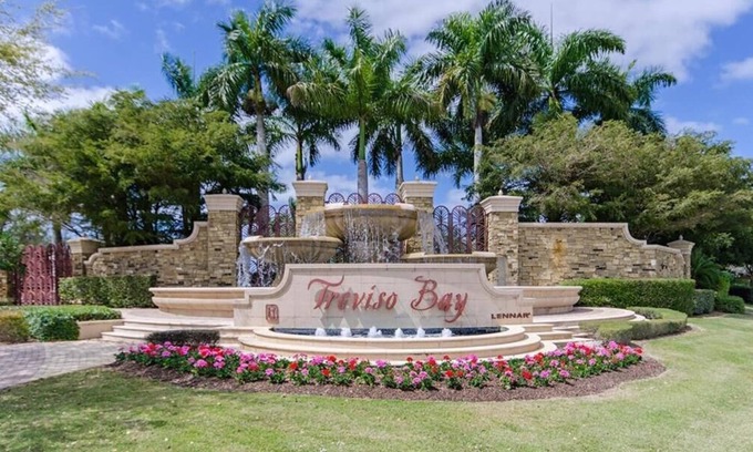 Naples Complejo | Stunning condo in beautiful TPC golf resort with large pool, spa and fitness