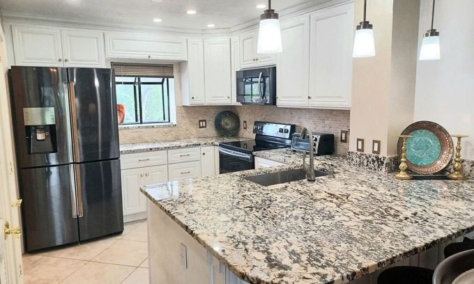 Central Naples Condominio | Stunning Condo in Naples Bath & Tennis-Lake Views-Pool & Hot Tub-Great Location!