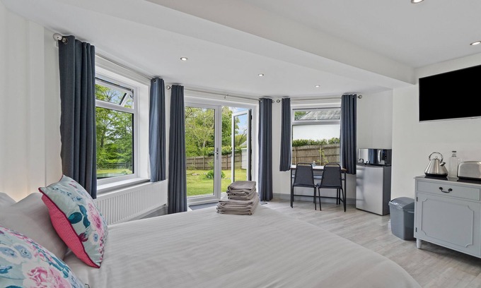 Clearbrook Apartamento | Stunning, Contemporary 1 Bedroom En-suite Annexe