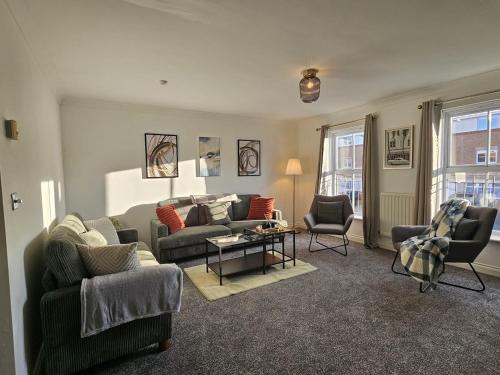 Wakefield Casa | Stunning Contractor home, Company workers WLC, Netflix