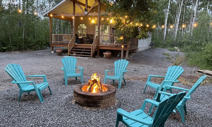 Manitoba Cabaña | Stunning cottage for family and friends, 4 mins drive to golf course.