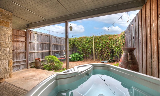 Fredericksburg Cabaña | Stunning Cottage with Hot Tub! -2 Min to Wineries!