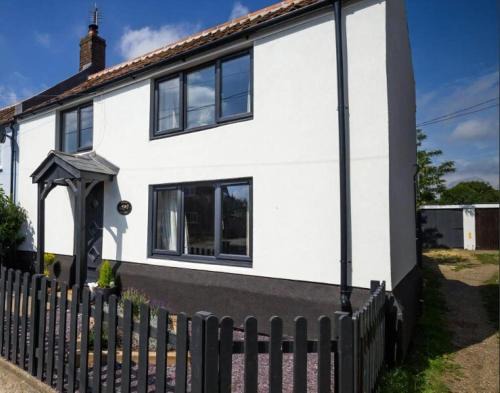 Ingham Casa | Stunning Cottage With A Private Hot Tub And Sauna In Norfolk Ref 99003Ac