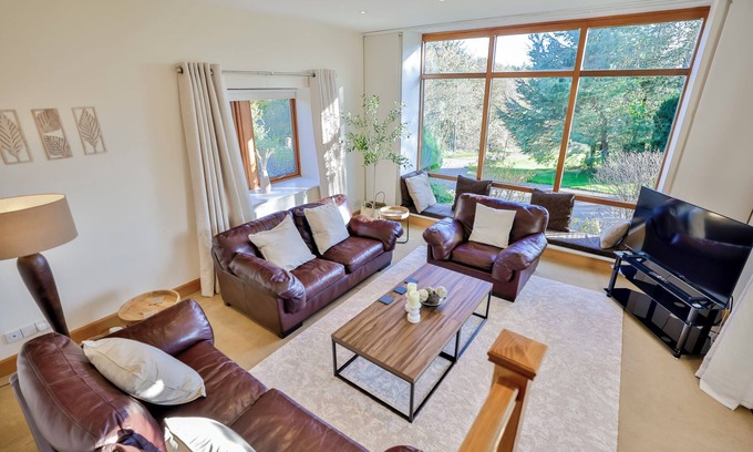 Inverurie Casa | Stunning Country House. Cinema Rm, Games Rm/Pool Table, Bar, Hot Tub & Library