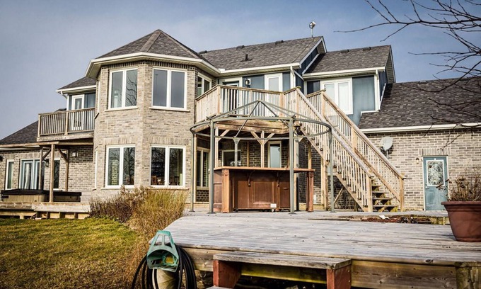 Dutton/Dunwich Casa | Stunning country retreat with game room and hot tub