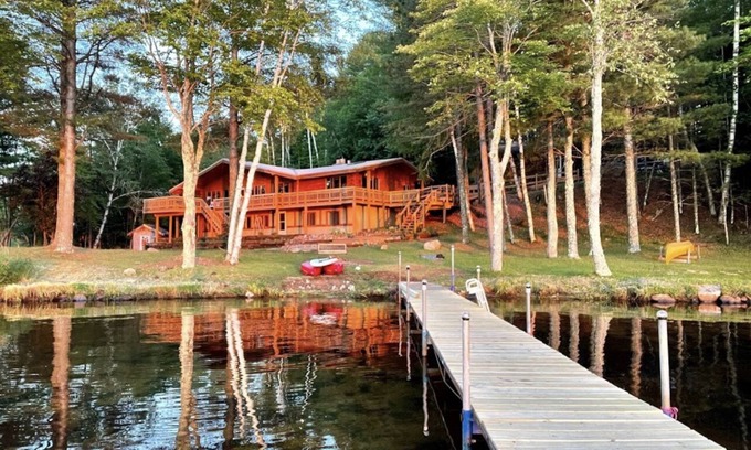 Lake Tomahawk Cabina | Stunning, Cozy Lake House with 680 feet of shoreline