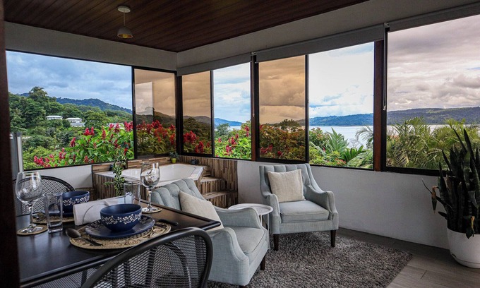 El Fósforo Cabina | Stunning Volcano & Lake View Oasis with Scenic Tub