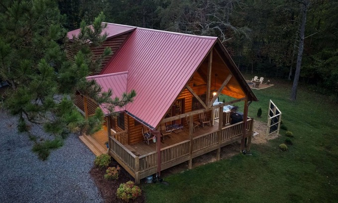 Murphy Cabina | Stunning Craftsman chalet close to Murphy. Hot Tub, Fire Pit, Dog Friendly