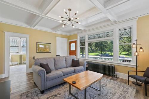 Manito Apartamento | Stunning Craftsman Home in Manito FREE parking