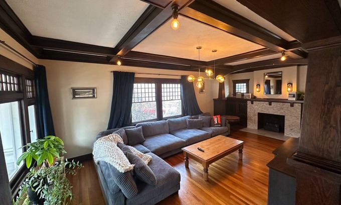 Manito Casa | Stunning craftsman with Pizza Oven, Hot tub, EV charging, Gym and Game Room
