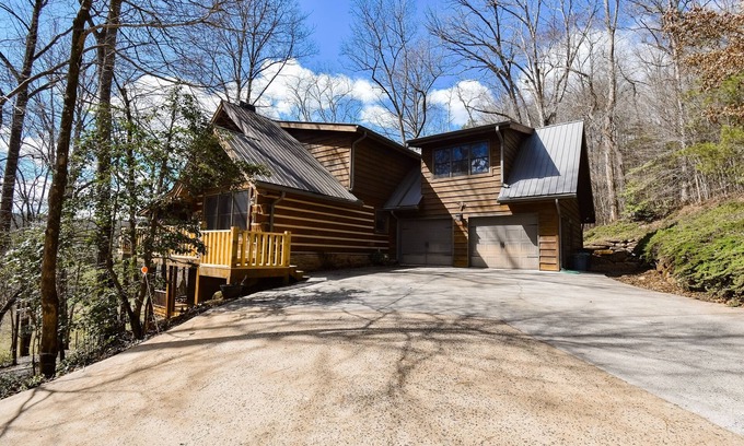 Ellijay Cabina | Stunning creek-view home with private hot tub, game room, firepit