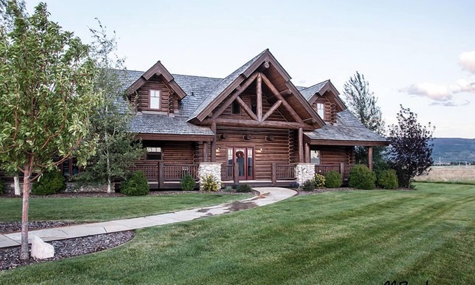 Driggs Cabina | Impresionante inicio de registro personalizado con impresionantes vistas de las montañas Teton, Driggs, ID