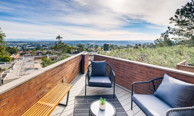 Del Mar Heights Casa | Stunning Del Mar Home w/ Deck - 1 Mile to Beach