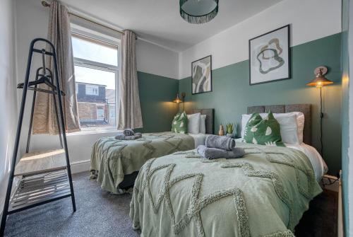 Southsea Casa | Stunning Design 3-Bedroom Townhouse Retreat in Southsea, Sleeps 8, Chic and Spacious with Free Parking Permit, WORK CONTRACTORS SPECIAL OFFER AVAILABLE! - by Blue Puffin Stays
