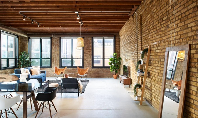 West Loop Apartamento | Stunning Designer Loft in Fulton Market, Sleeps 24