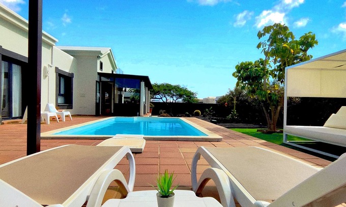 Playa Blanca Villa | Hermosa villa con vistas al mar con piscina climatizada eléctrica y wifi gratis