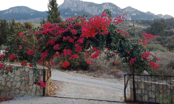 Kyrenia District Villa | Villa de 4 dormitorios, vistas al mar y montaña Karsiyaka