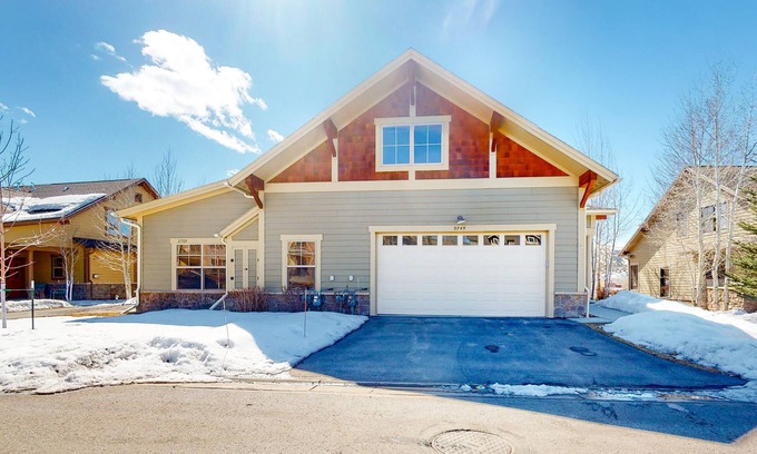 Eagle Casa | Stunning dog-friendly home with mountain view, fireplace, kitchen, patio, & W/D