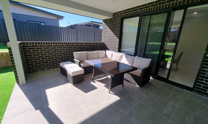 Taylor Casa | Stunning Double Storey House With 5 Bedrooms