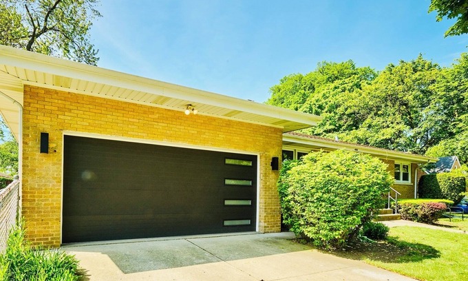 Skokie Casa | Stunning downtown Skokie mid-century modern Luxury three bedroom ranch home