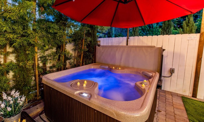 Hillcrest Condominio | Stunning Dream Studio in Hillcrest!! Hot Tub Parking AC Grill WashDryer KingBed