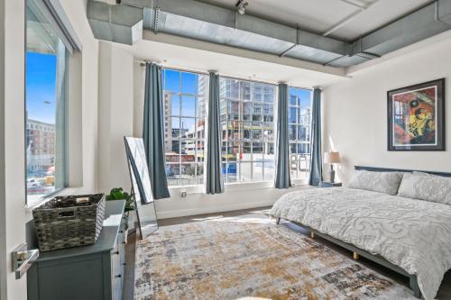 Historic Core Apartamento | Stunning DTLA Gem 2 bed with pool, gym and parking