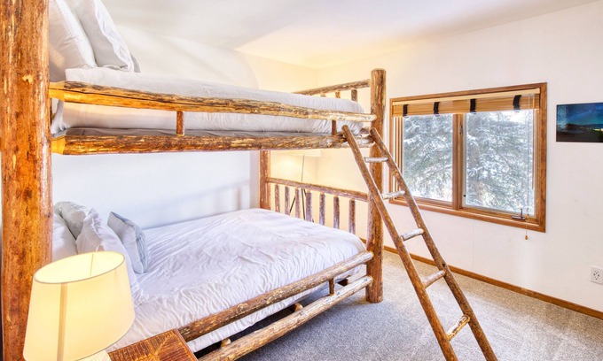 Elkhorn Village Condominio | Stunning Elkhorn Condo with Sauna, Hot Tub, + More!