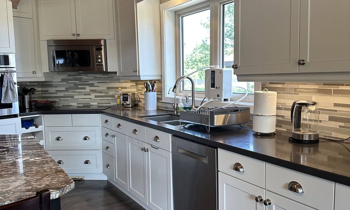 Innisfil Chalet De Esquí | Stunning estate on 4 acres, in ground pool, hot tub, gym & fully fenced & gated