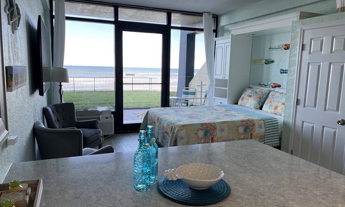 Bridgeport Heights Condominio | Stunning First Floor Direct Ocean Front Upgraded Studio POOL OPEN